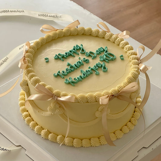 Minimalist Vintage Cake with Ribbon